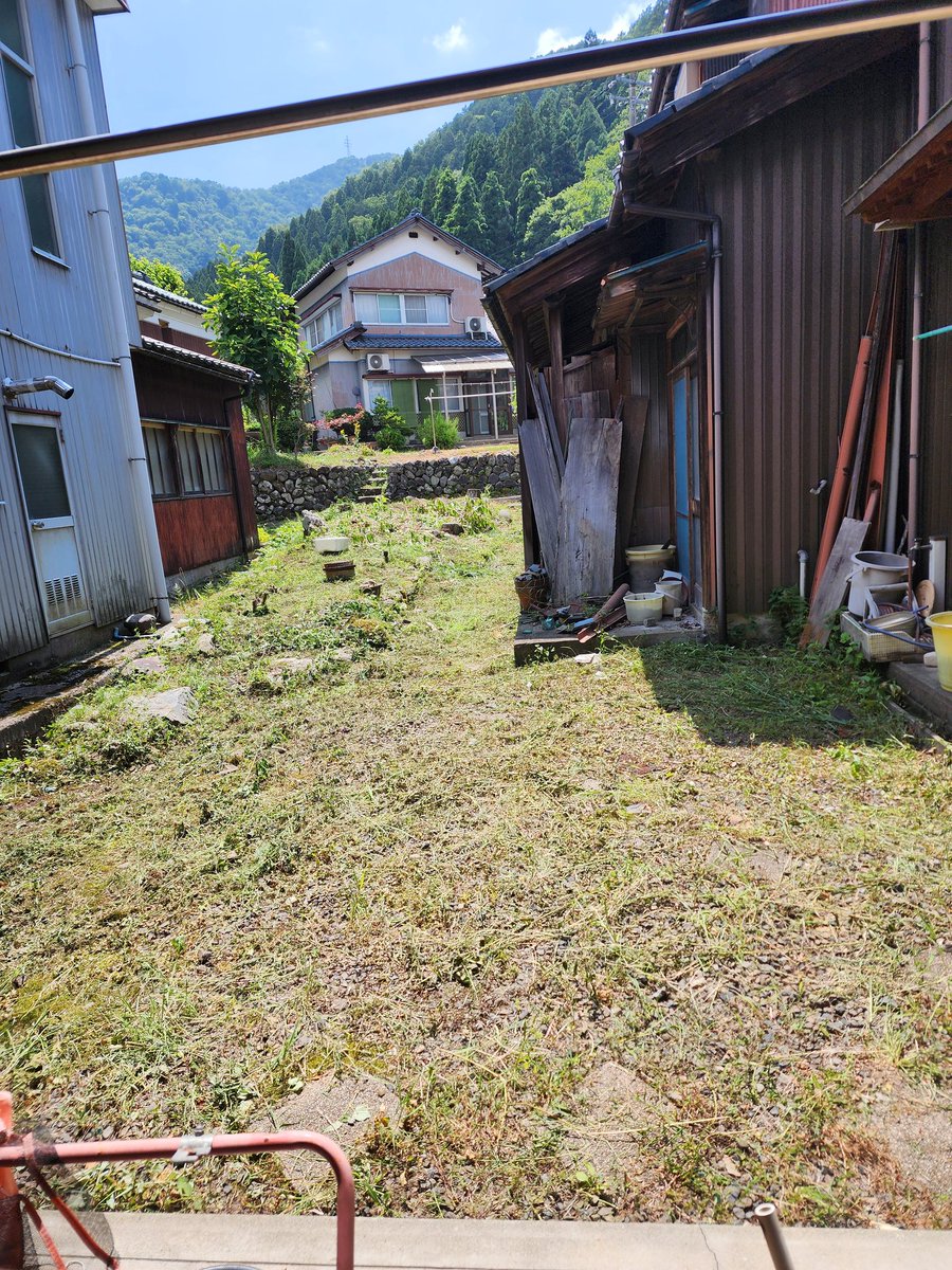 YOSHI227META's tweet photo. 今日は久し振りに庭の草刈りしました☀️😵💦
奥の方に草刈りレベルでない1mを越える茎も20本程生えてて家の右側には大量のすすきも生えてるので1回の草刈りでチップ付き円盤カッター刃が使い捨てになりました😱
いつもの事です https://t.co/0PKwSyyXEj