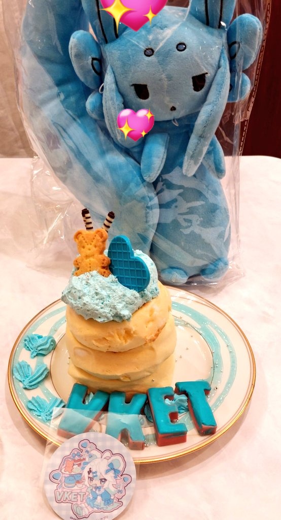 TTpercent's tweet photo. ムルルと一緒にコラボパンケーキ！
Vketちゃん2号もムルルも可愛い〜

#VketReal #ぶいけっと #VketReal2026Summer 
#カフェオリエル #Orielle https://t.co/ylCvd6f8jl