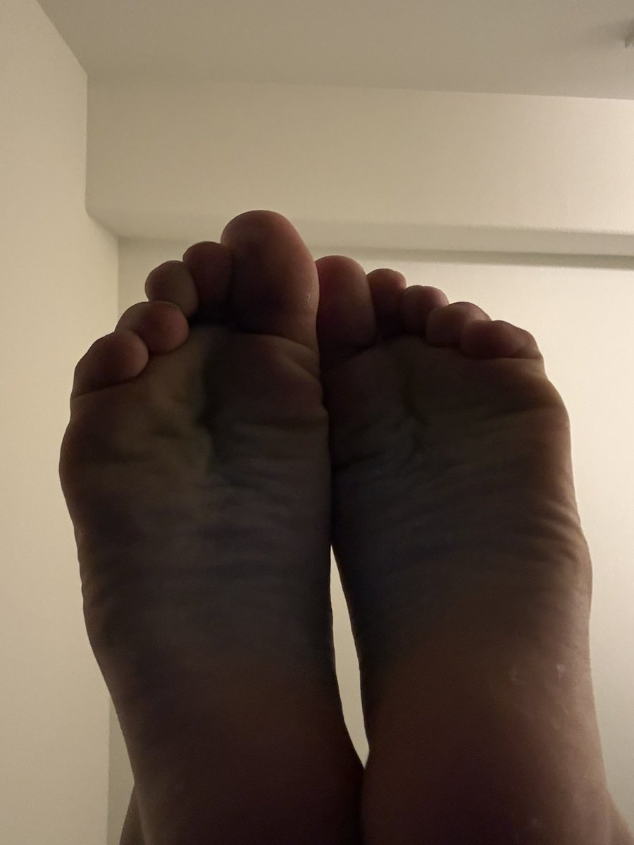 thepugmaster663's tweet photo. Follow me for more femboy feet! :3 #feet #femboy #soles #footfetısh #foot #follow #goodboy #twink https://t.co/usrlaklz1p