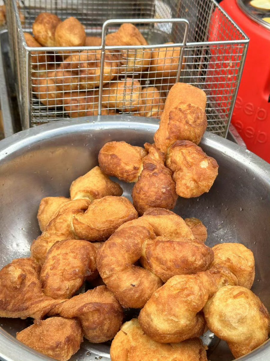 LEmerson54680's tweet photo. Crunchy fried dough sticks, warm soy milk, a classic morning street snack that hits different! Perfect start to any day.， https://t.co/A9qDy5HRaq