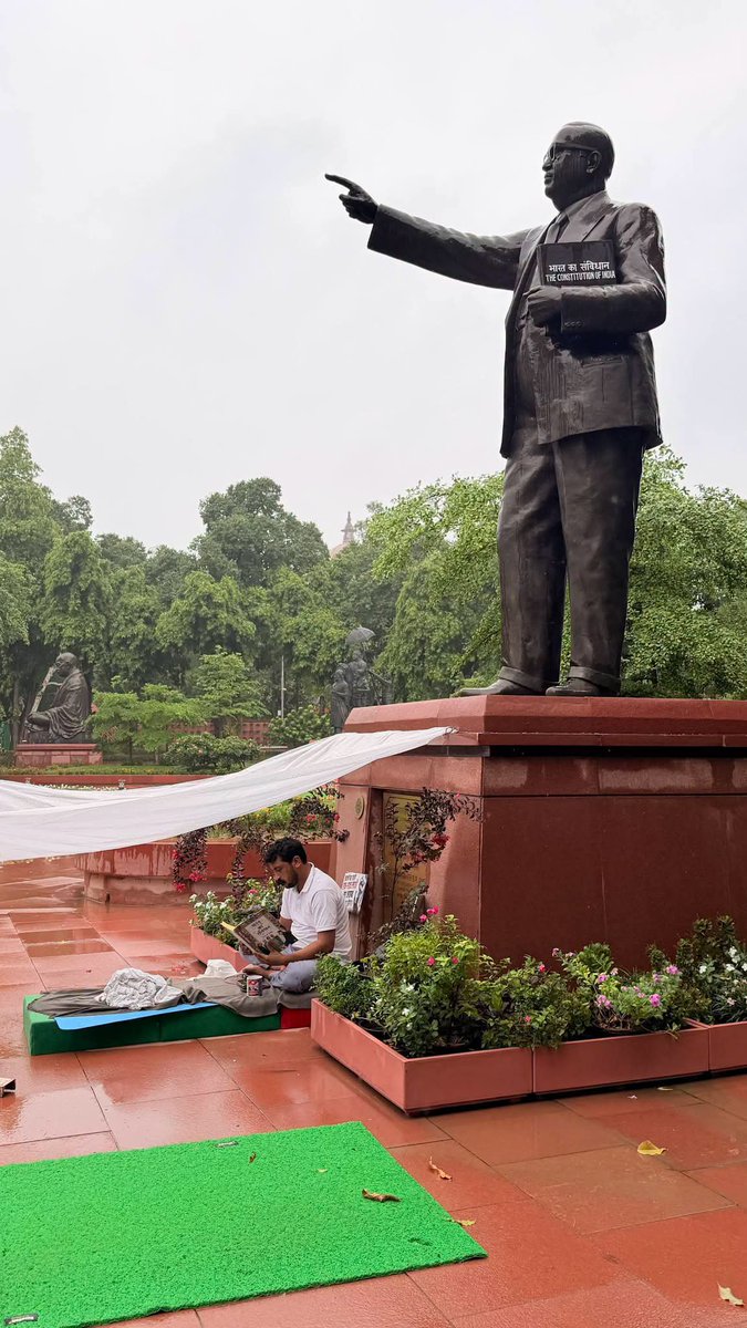 Deepak_Muradiya's tweet photo. लोकतंत्र की जीत हुई…
छात्रों की जीत हुई... 
शिक्षा मंत्री धर्मेंद्र प्रधान ने इस्तीफा दे दिया हैं….
माननीय सांसद Chandra Shekhar Aazad  जी के संघर्ष की जीत हुई...! 
#DharmendraPradhan https://t.co/KJ9K1hJkNe