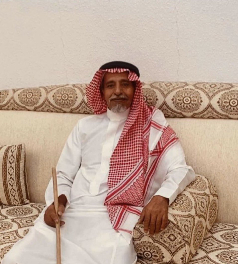 Ttr222's tweet photo. بقلوب مؤمنة بقضاء الله وقدره، أنعى فقيدنا الغالي محمد بن علي آل شاهر البشري، والد زوجتي، الذي انتقل إلى رحمة الله تعالى.

لقد كان - رحمه الله - رجلًا خلوقًا، كريمًا، طيب القلب، قريبًا من الجميع، يعامل الصغير قبل الكبير بكل محبة واحترام، فشهد له كل من عرفه بحسن الخلق، وطيب المعشر، وكرم النفس، ولم نرَ منه إلا الخير.

نسأل الله الكريم أن يجعل ما قدمه من خير وإحسان في ميزان حسناته، وأن يغفر له، ويرحمه، ويعفو عنه، ويكرم نزله، ويوسع مدخله، ويجعل قبره روضةً من رياض الجنة، وأن يجمعنا به في مستقر رحمته.

﴿إِنَّا لِلَّهِ وَإِنَّا إِلَيْهِ رَاجِعُونَ﴾.
ولا نقول إلا ما يرضي ربنا: اللهم أجرنا في مصيبتنا، واخلف لنا خيرًا منها.