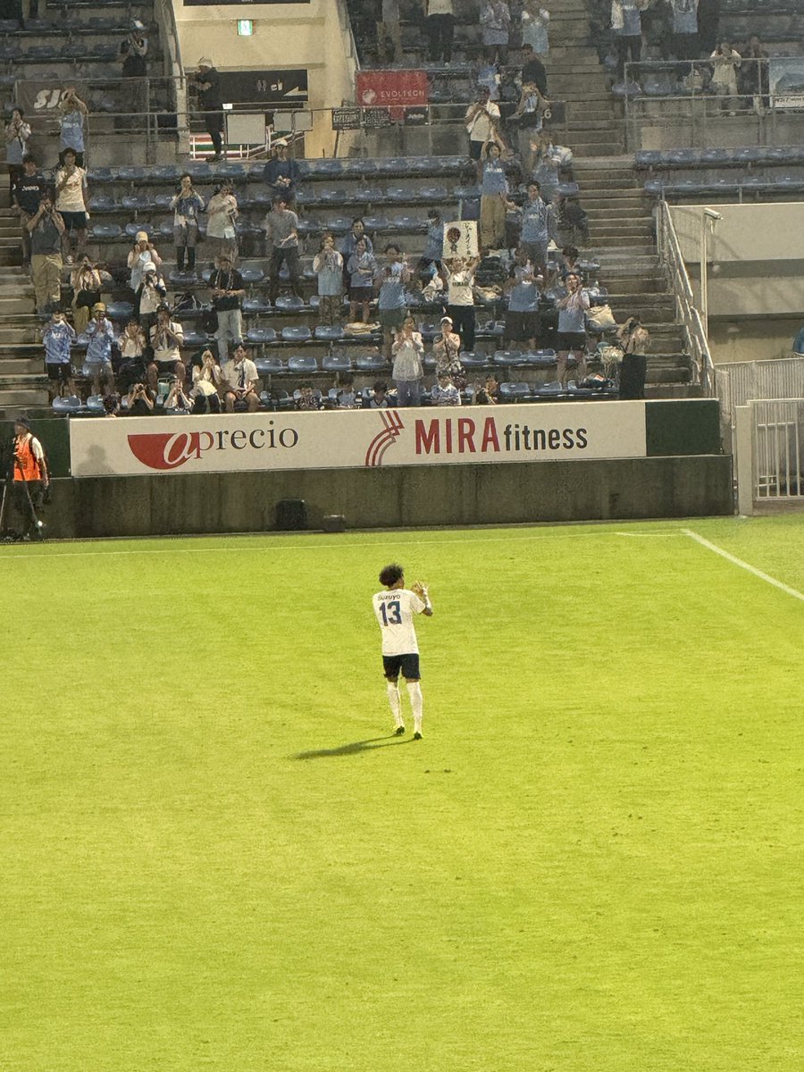 jun_spulse's tweet photo. 試合終了後お互いゴール裏に挨拶へ
TMでもこれはこれでいいと思う

#ジャーメイン良 選手
#乾貴士 選手 https://t.co/tWjUjQAmQz
