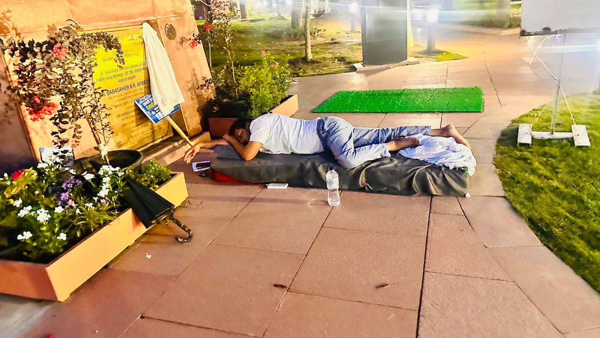 Deepak_Muradiya's tweet photo. लोकतंत्र की जीत हुई…
छात्रों की जीत हुई... 
शिक्षा मंत्री धर्मेंद्र प्रधान ने इस्तीफा दे दिया हैं….
माननीय सांसद Chandra Shekhar Aazad  जी के संघर्ष की जीत हुई...! 
#DharmendraPradhan https://t.co/KJ9K1hJkNe