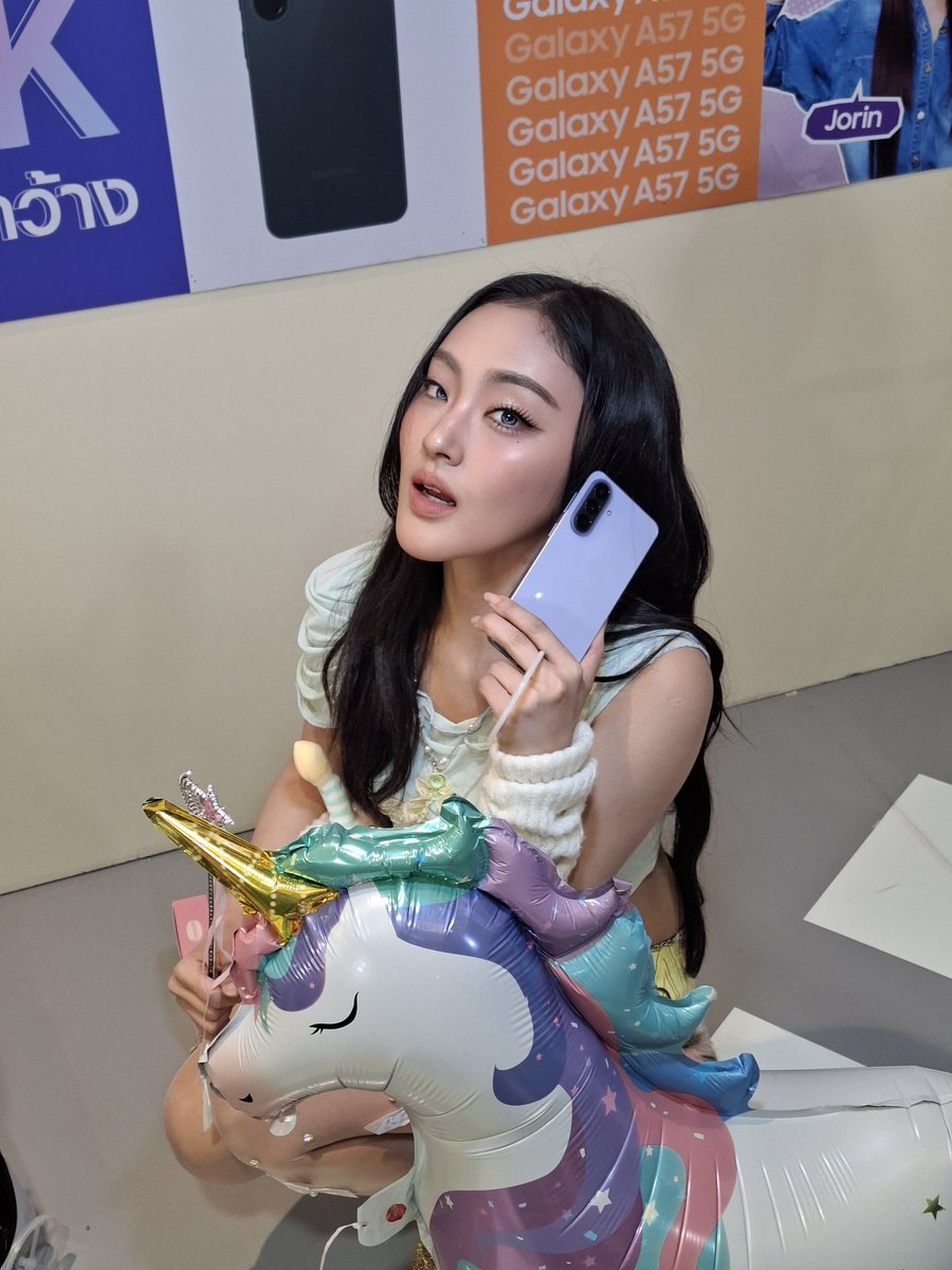 SamsungThailand's tweet photo. ทีม B อย่าไปยอม 🤭
#Galaxyx4eve #GalaxyA57 #Samsung https://t.co/9O1Veknftv