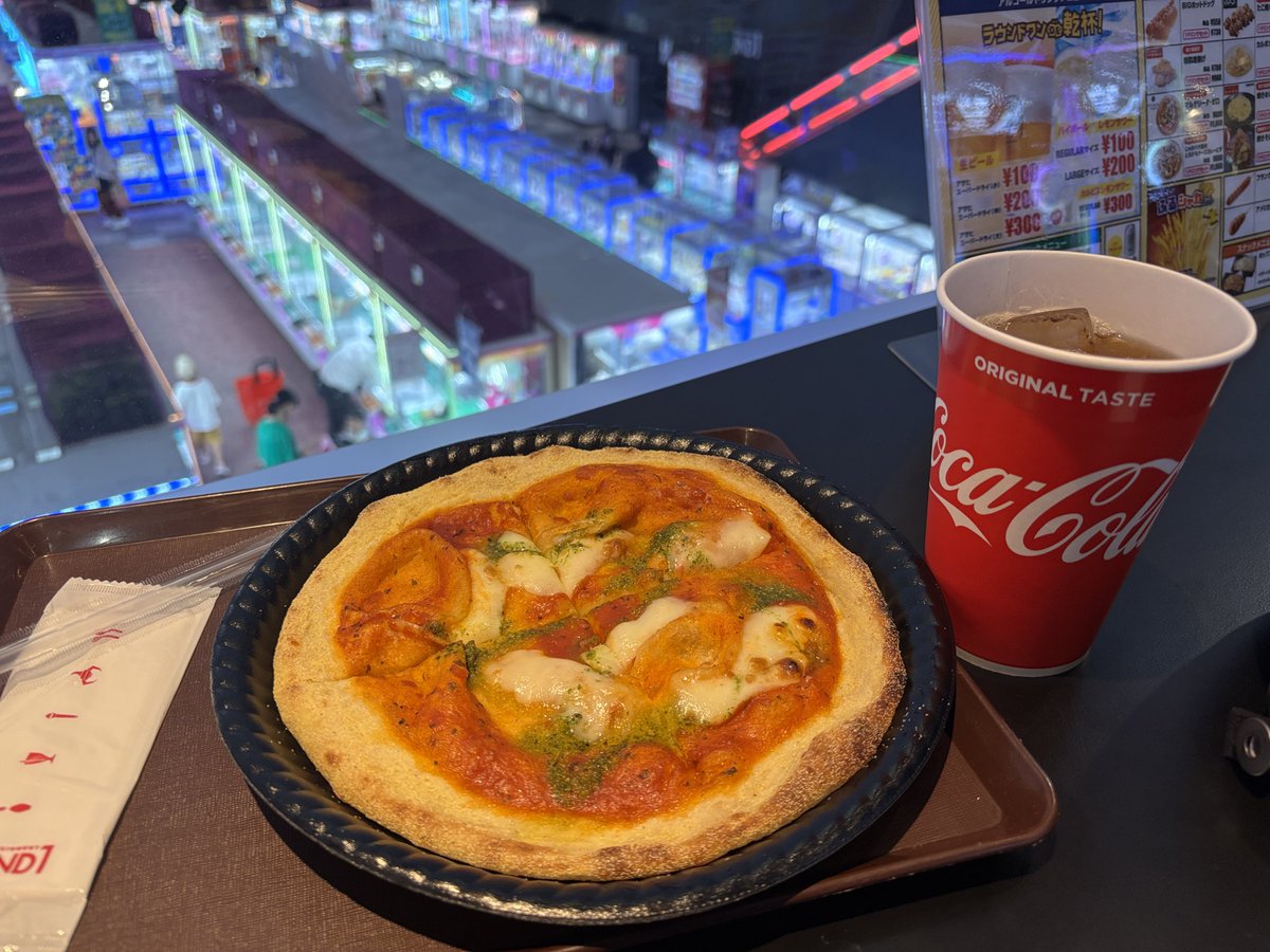 tel1100's tweet photo. 通院帰りにラウンドワン高松。
途中の飲食店がどこも混雑していたので店内でピザを注文。
しかし店を出てすぐの場所に一風堂ができているではないの。
四国に出店してくれるのはありがたい。次はコチラにしよう。
イニDに録画装置らしきものがあった。
麻雀ファイトガールには無理かなあ。 https://t.co/ZOurhe8bLF