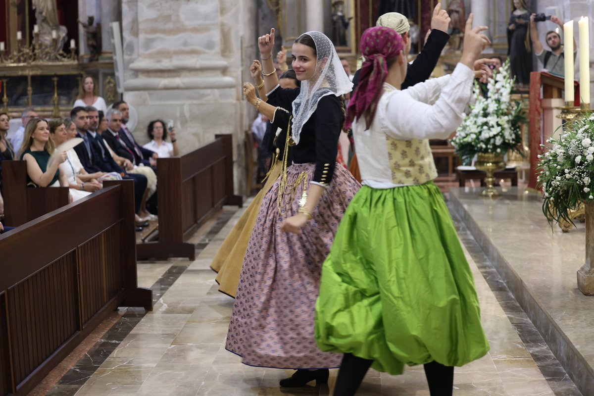 MargaProhens's tweet photo. 💐 Santanyí celebra avui el seu dia gran, dia de Sant Jaume!

Avui celebram l’orgull de ser hereus dels nostres avantpassats; l’orgull de les nostres arrels i d’aquest sentiment de pertinença que ens fa únics i ens fa viure i sentir les nostres tradicions.

Sempre és un plaer gaudir de l’Escola de Ball de Bot Sa Mitja Lluna, dels gegants, acompanyats per la Banda de Música de Santanyí i pels xeremiers, que fan encara més especial aquesta festa.

Visca Santanyí! 
Molts d’anys a tots els Jaumes!