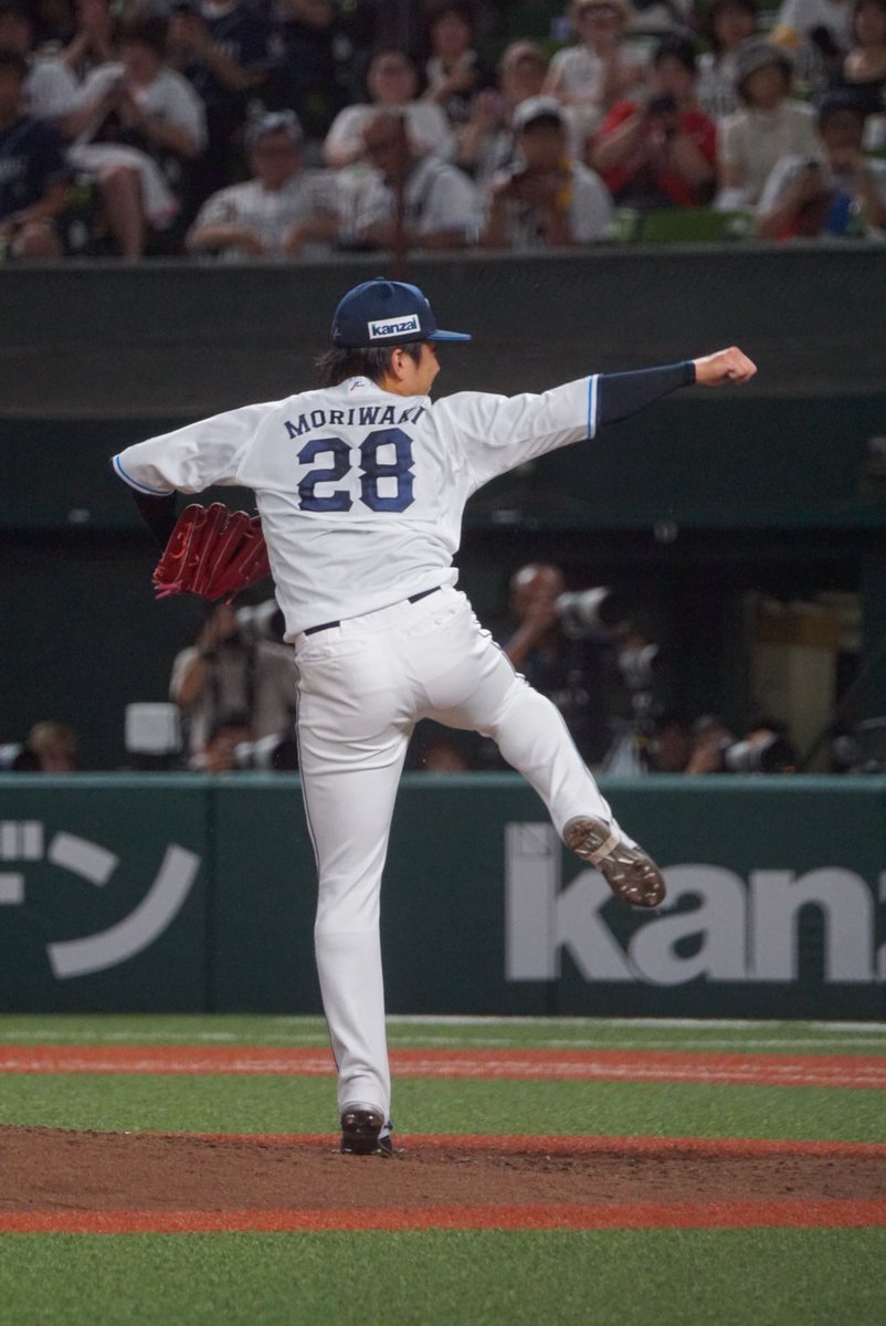 869_586 tweet picture