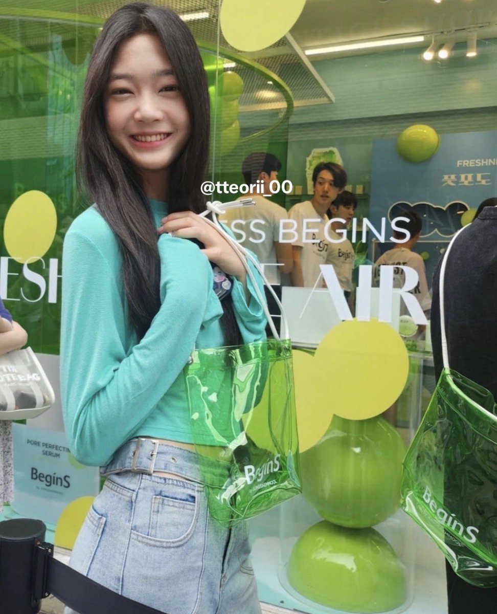 tuidyena's tweet photo. pre-debut seah was a model for beginS which is the brand that tws is the current ambassador for 💚🩷 my twuides crumbs https://t.co/VNY5QTwZKx
