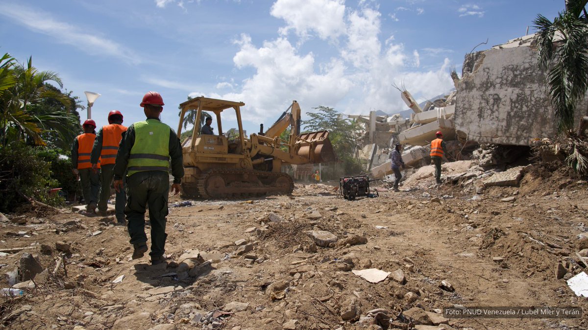BancoMundialLAC's tweet photo. El Grupo @BancoMundial estima los daños de los terremotos en Venezuela en US$ 19.600 millones. La evaluación ofrece evidencia al Gobierno de Venezuela y a los socios de desarrollo para comprender la magnitud de la tarea de reconstrucción: https://t.co/Y8YnFFCcky https://t.co/6GJ97hdt7c