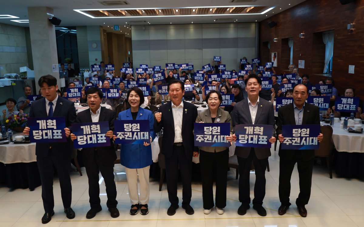 mshan1514's tweet photo. 사천•남해•하동 지역위원회의 1호 백년당원님께서 전해주신 꽃다발입니다. 절을 찾아 불공까지 올리셨다는 꽃이라는 말씀에 정성과 진심이 고스란히 마음에 와닿았습니다.

그 믿음에 부끄럽지 않도록, 오직 당심만 믿고 당원 동지 여러분과 함께 명실상부 당원주권정당을 이루고 민생개혁을 완수하겠습니다.

기호 5번 한민수, 오직 5번 한민수입니다!