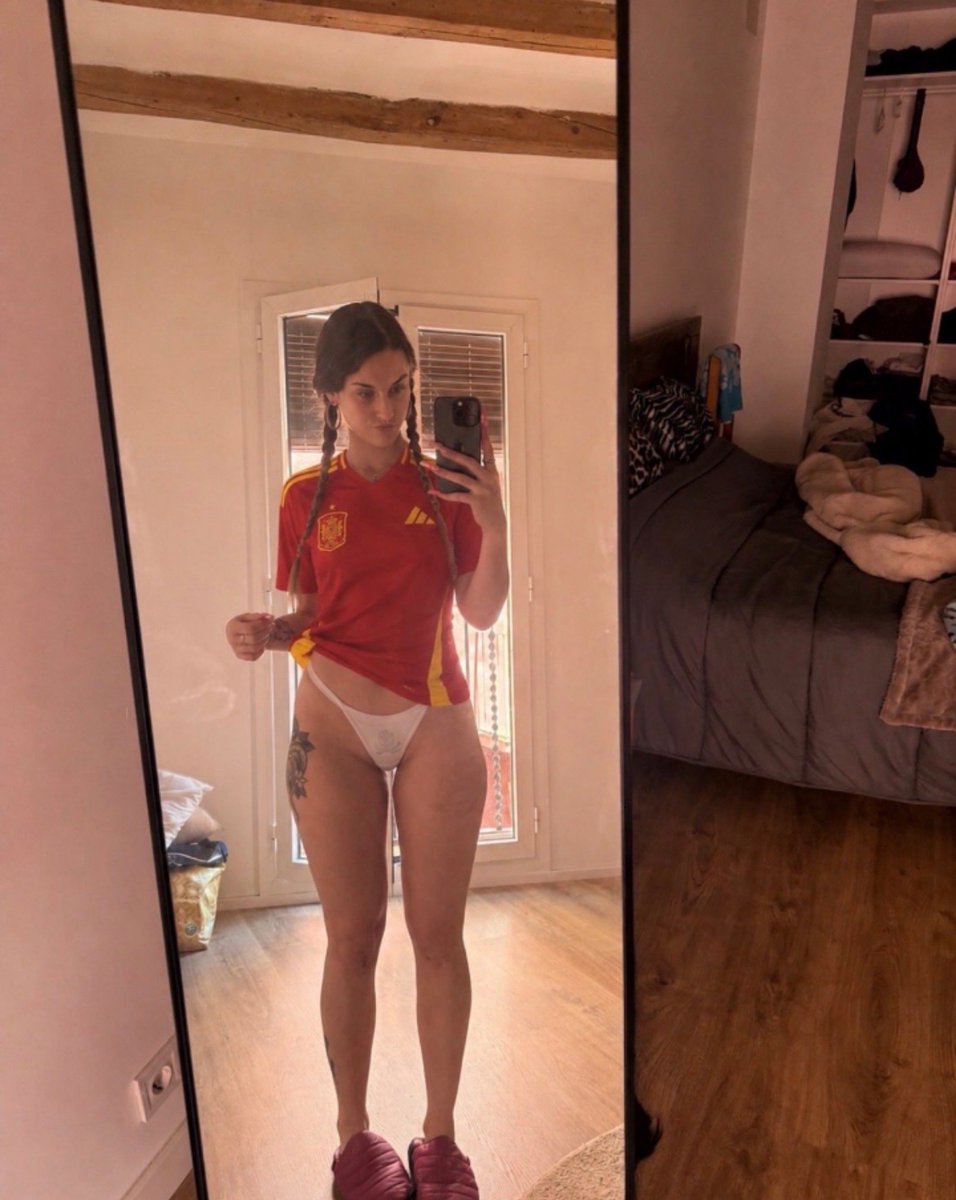 goddessxenn's tweet photo. Spanish princess🇪🇸👑 

Pies Poder Humillación fetiche Diosa Pagafantas Sumiso Ama perrito paypig https://t.co/o3Ftvfq1DZ