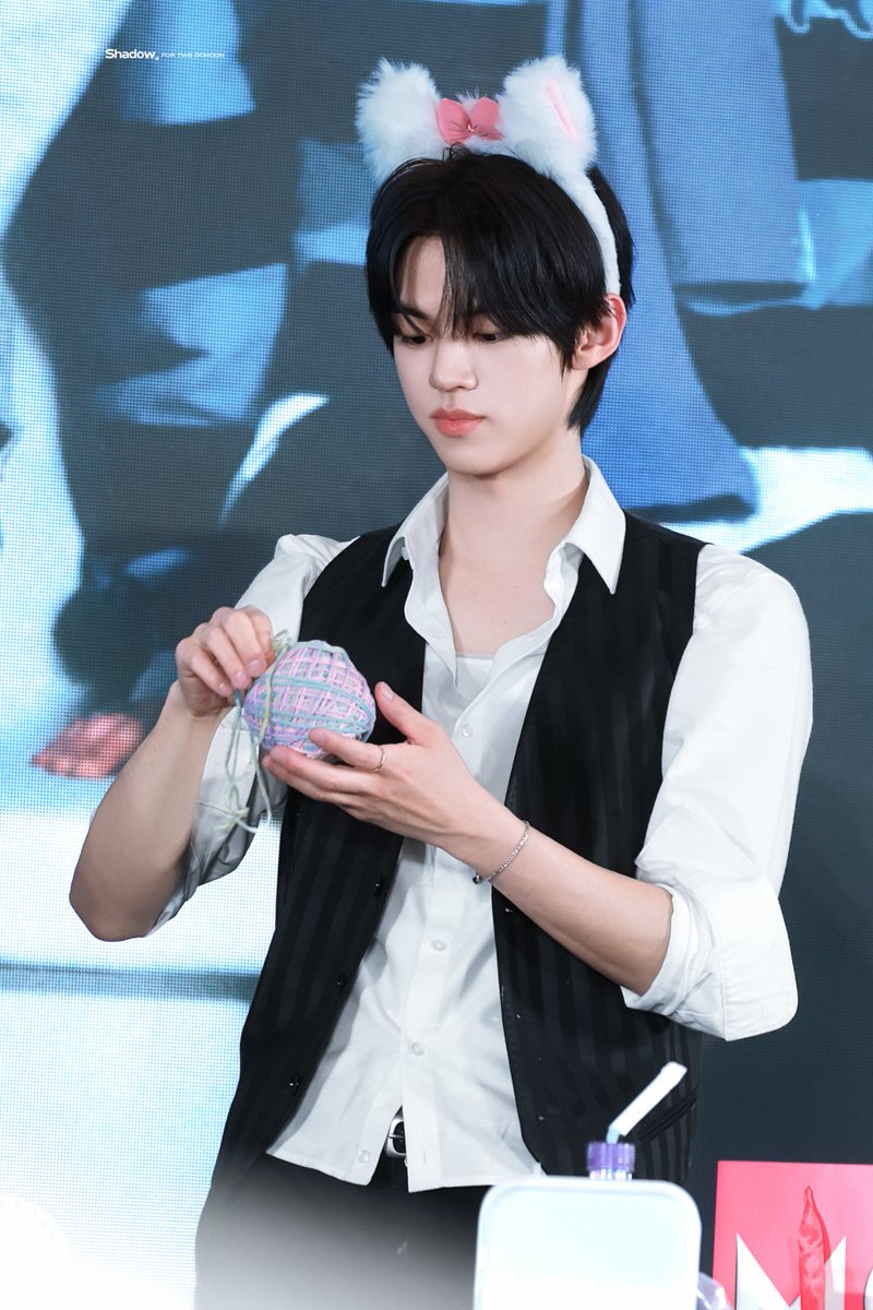 Shadow_dh130's tweet photo. 260725 도냥이🧶

#도훈 #투어스 #TWS #DOHOON https://t.co/LP7vxGjWS8