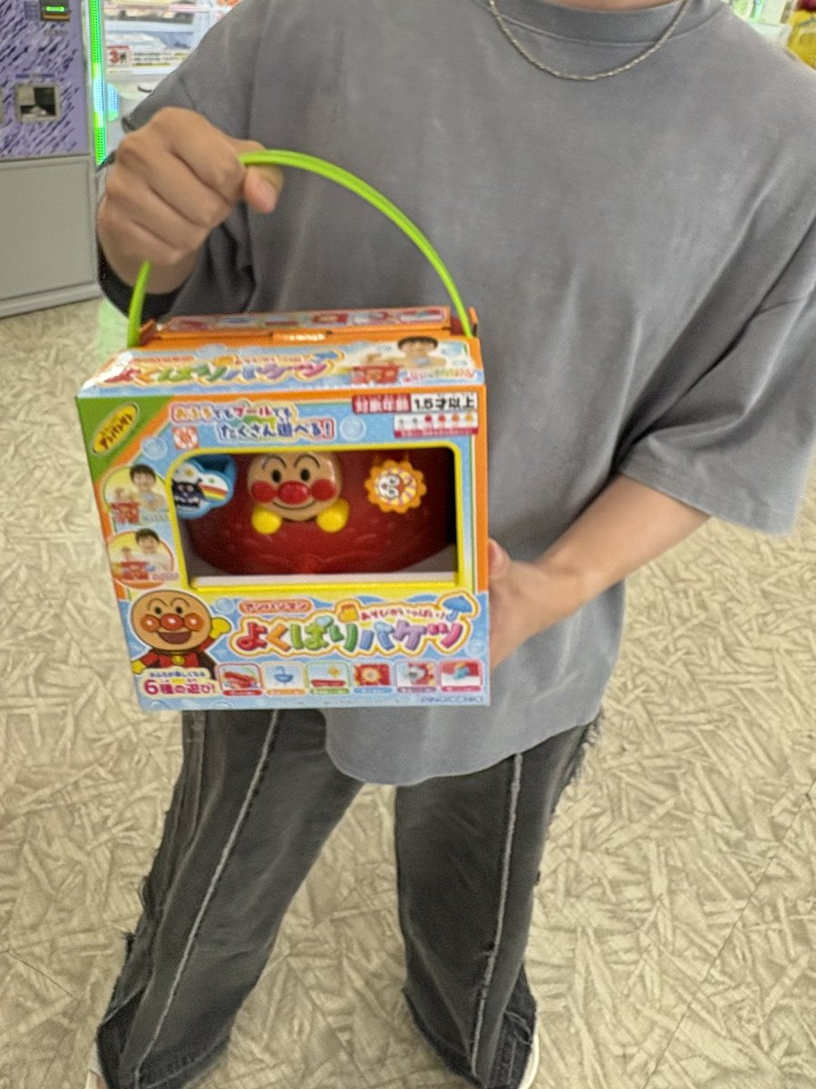 n9tkq4's tweet photo. 今日ハピピの抽選会参加したらamiaさんアンパンマンのバケツ当たっててまじで面白かった https://t.co/XJGkvF1m8p