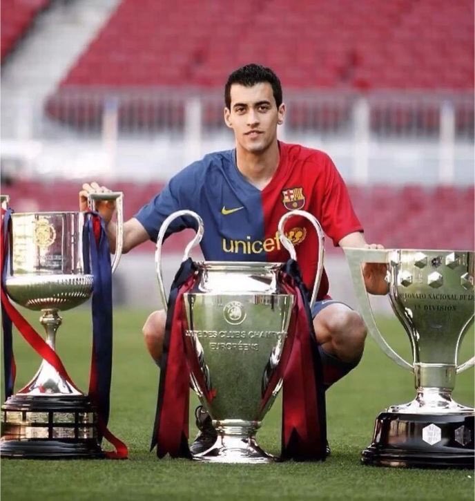 MyBarcaGue's tweet photo. makin respect sama Pep yg bisa bikin 2 pemain yg awalnya nobody sampe bisa jadi DM terbaik di eranya masing-masing.

Busquets &amp; Rodri https://t.co/aC9FM580CZ