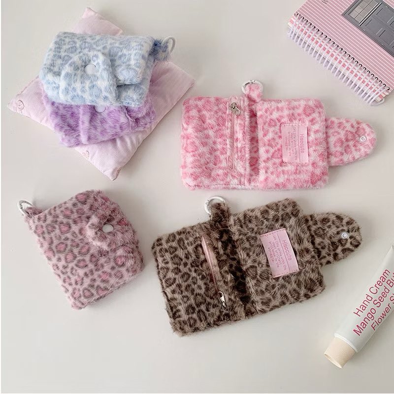 sspciel's tweet photo. GUYS!! aku menemukan dompet super fluffy bisa dijadiin bag charm juga😭💗🤏🏻 https://t.co/SOhCxgFhbm