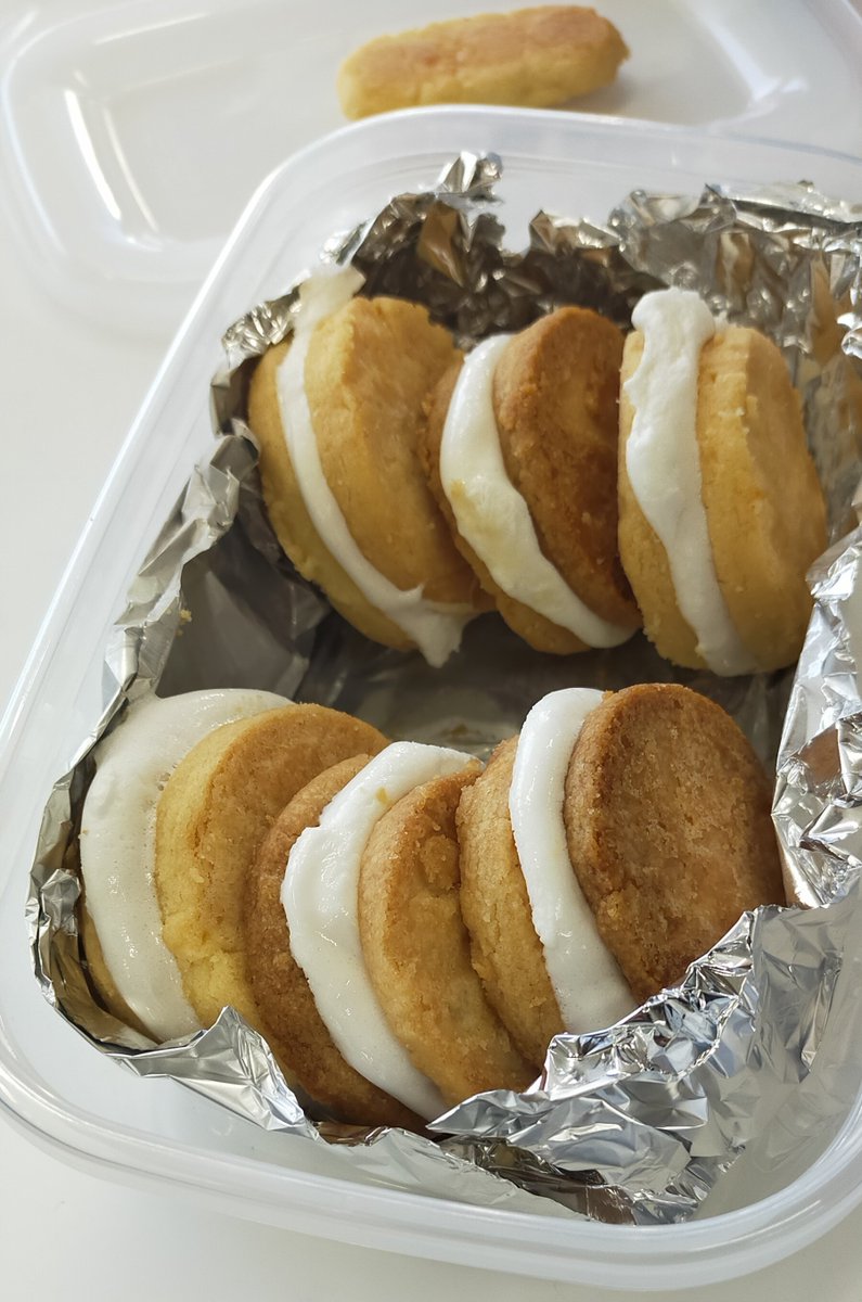 Zeruneasu24de's tweet photo. 大分、ちんすこう＆マシュマロの作り方わかってきた。始めて作ったときと比べて、見た目と味が制作時間変わらずして良くなったと思う。次は時間効率、食べやすさをもっと鍛えていきたい。 https://t.co/pAPTpLpA7l
