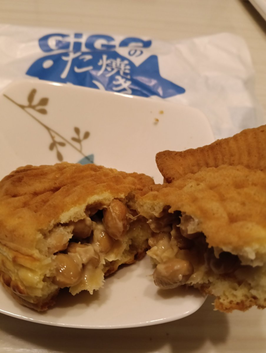 powered_by_knt's tweet photo. GIGO総本店で納豆たい焼きを買った😊大粒納豆でうま～い🤩
期間限定だからもうすぐ終わっちゃうので是非！！
夜は土用の丑なので鰻が出てきた😆鰻大好物なくせに今日が土用だった事を忘れてた🤣
土曜の土用…🤣🤣🤣 https://t.co/b6YztyRLPv