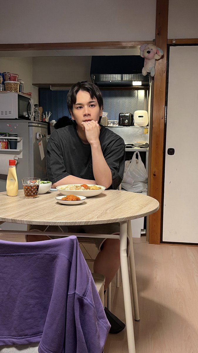 2216_tx's tweet photo. #夫婦と16歳 〜狂気の隣人〜🌹
TVer & U-NEXTで配信中！

📸✦•✧•『 𝐎𝐟𝐟 𝐒𝐡𝐨𝐭 』•✧•✦📸
お芝居中の#豆原一成 さん👀✨
美子ちゃんについて推理中です。

🔗第𝟏話❯❯https://t.co/lyRzoOWkro
🔗第𝟮話❯❯https://t.co/oqTy0sRgvt
🔗第𝟯話❯❯https://t.co/mwwm9Fc1Pa
🔗第𝟰話❯❯https://t.co/3O5hjAsFBM
　※第𝟰話の配信は𝟳/𝟯𝟬(木)𝟮𝟰:𝟱𝟵まで⚠️

☑TVerのお気に入り登録もお願いします❤️‍🔥
⭐︎U-NEXTで見放題独占配信!📱