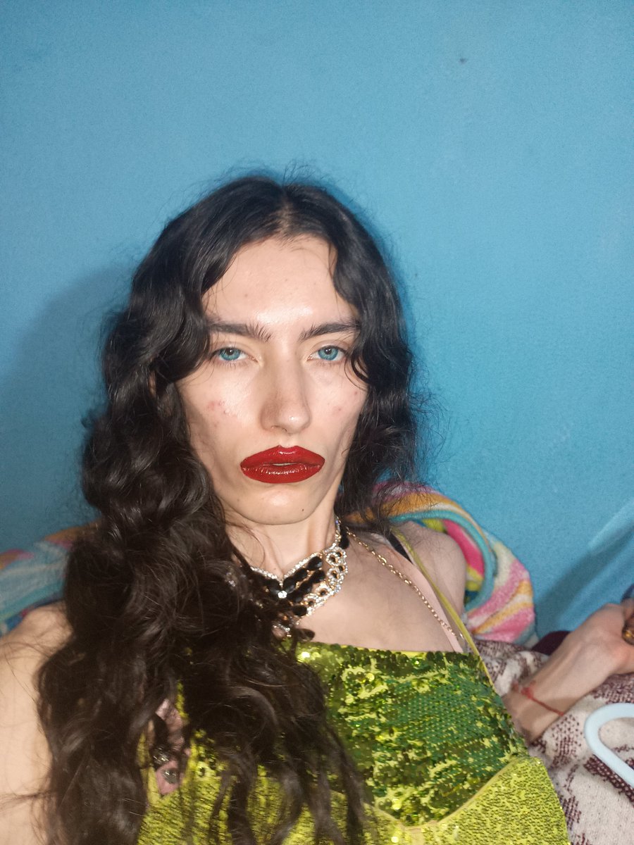 KotonohaJean's tweet photo. EL TESTIGO 

Yo no te pido nada 
yo no te acepto nada. 
Alcanza con que estés 
en el mundo 
con que sepas que estoy 
en el mundo 
con que seas 
me seas 
testigo juez y dios. 
Si no 
para qué todo.

Poema de:  Idea Vilariño: https://t.co/n0K3KHuBAf