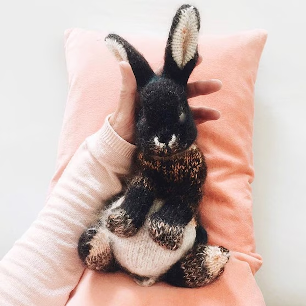 AMAZlNGNATURE's tweet photo. One touch is all it takes to understand why this rabbit is so famous

Rex rabbits have plush, velvet-like fur, and the otter colour pattern adds their signature light markings around the face and belly https://t.co/Y4d4UtftQd