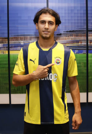 onuryazicioglu's tweet photo. 2 sezon önce 4 yıllık sözleşme imzaladığımız, 2005 doğumlu stoperimiz Yiğit Fidan. Şu anda Süper Lig'de oynayamayacağı bir takım yok. Büyüklerde rotasyona yazarsın, dışındaki her takımda ilk 11 oynar.

Şimdi genç oyuncularımız için deniyor ya bir yerlere kiralansın pişsin diye. Çocuk iki sezondur bir yerlere kiralanıyor. Geçen sezon Pendikspor'da 33 maça çıktı, ilk 11 oyuncusuna dönüştü. Pişti artık dibi tutacak. 

Adil'e 15 milyon dökeceğine kadrona adapte etmen gereken oyuncu Yiğit Fidan'dır mesela. 21 yaşında, 1.90 boyunda, komple stoper.