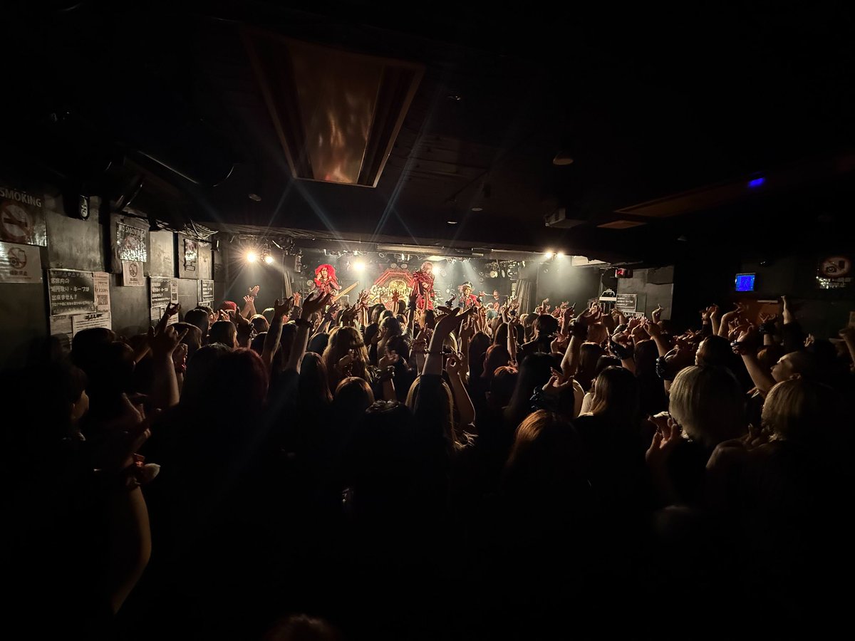 Royz_official's tweet photo. 宇都宮公演お疲れ様でした！そしてソールドアウトありがとうございました㊗️🎉歌声もバッチリ届いていました👍✨明日は水戸公演！よろしくお願いします🔥🔥🔥🔥
#Royz https://t.co/pGc1IoQ85y