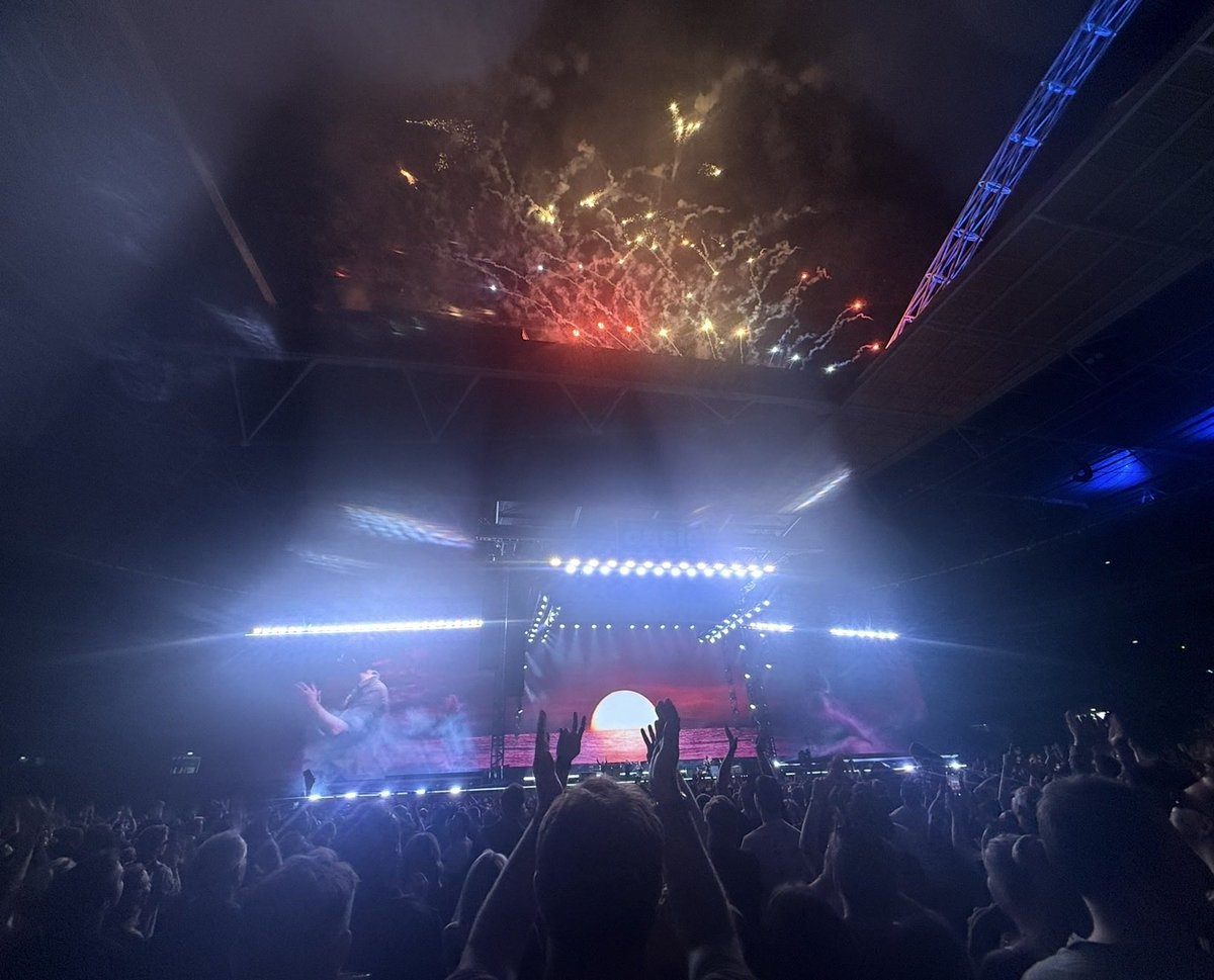 Sponko777's tweet photo. @oasis My wife passed away one year before this show. My Brother traveled with me London from the US. The moment our train pulled into Wembly and we saw the Stadium &amp; giant Oasis photo I wept. During Live Forever I fell to my knees. You helped me feel life &amp; Joy again. God Bless Oasis🙏 https://t.co/RbBhgP07XM