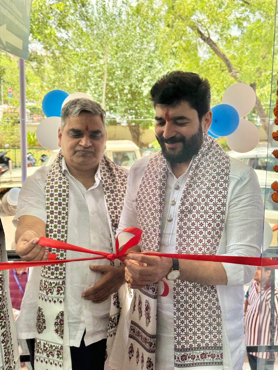 mohol_murlidhar's tweet photo. हर घर तक सस्ती दवा, हर परिवार तक बेहतर स्वास्थ्य!

📍जयपुर, राजस्थान

जयपुर में आज राजस्थान राज्य सहकारी उपभोक्ता संघ (CONFED) एवं राजस्थान सरकार के सहकारिता विभाग के तत्वावधान में नवीन प्रधानमंत्री जन औषधि केंद्र का शुभारंभ किया।

माननीय प्रधानमंत्री श्री नरेंद्र मोदी जी के नेतृत्व में संचालित प्रधानमंत्री भारतीय जन औषधि परियोजना देश के करोड़ों नागरिकों को गुणवत्तापूर्ण जेनेरिक दवाइयाँ किफायती दरों पर उपलब्ध कराकर स्वास्थ्य सेवाओं को अधिक सुलभ, किफायती और समावेशी बना रही है।

माननीय केंद्रीय गृह एवं सहकारिता मंत्री श्री अमितभाई शाह जी के मार्गदर्शन में सहकारिता क्षेत्र को जनसेवा का सशक्त माध्यम बनाते हुए, सहकारी संस्थाओं के माध्यम से जन औषधि केंद्रों का तेजी से विस्तार किया जा रहा है।

वर्तमान में देशभर में 650 से अधिक जन औषधि केंद्र सहकारी संस्थाओं के माध्यम से संचालित हो रहे हैं और आने वाले समय में ऐसे अनेक नए केंद्र प्रारंभ किए जाएंगे, जिससे आमजन को सस्ती एवं गुणवत्तापूर्ण दवाइयों की सुविधा और अधिक व्यापक रूप से उपलब्ध हो सके।

इस अवसर पर राजस्थान सरकार के सहकारिता राज्य मंत्री श्री गौतम कुमार दक जी तथा सहकारिता मंत्रालय, भारत सरकार के सचिव डॉ. आशीष कुमार भूटानी जी की गरिमामयी उपस्थिति रही। यह पहल ‘सहकार से समृद्धि’ के संकल्प को आगे बढ़ाते हुए स्वास्थ्य, सेवा और सहकारिता के समन्वय का एक उत्कृष्ट उदाहरण है।

#PMBJP #JanAushadhi #SahkarSeSamriddhi #Cooperation

@narendramodi 
@PMOIndia 
@AmitShah 
@NitinNabin 
@blsanthosh 
@BJP4India 
@MinOfCooperatn 
@DakMla 
@BJP4Rajasthan