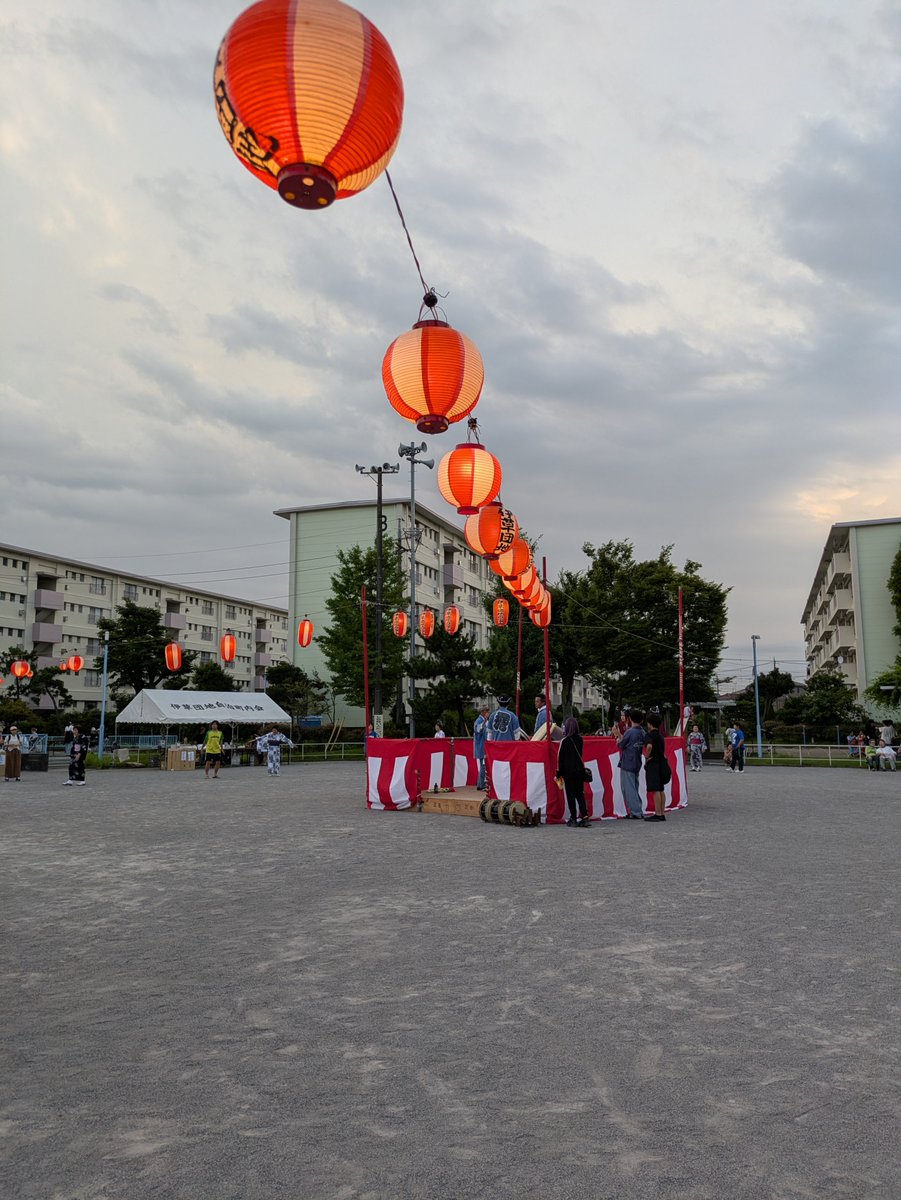 shigeki830e's tweet photo. 伊草団地の夏祭りに参加させていただきました。
盆踊りの輪にも入れていただき、皆さまと楽しいひとときを過ごすことができました。
温かい交流に触れ、地域の絆の大切さを改めて実感。
運営にご尽力いただいた自治会をはじめ、関係者の皆さま感謝申し上げます。
#夏祭り #八潮音頭 https://t.co/F5pk7xXpDW