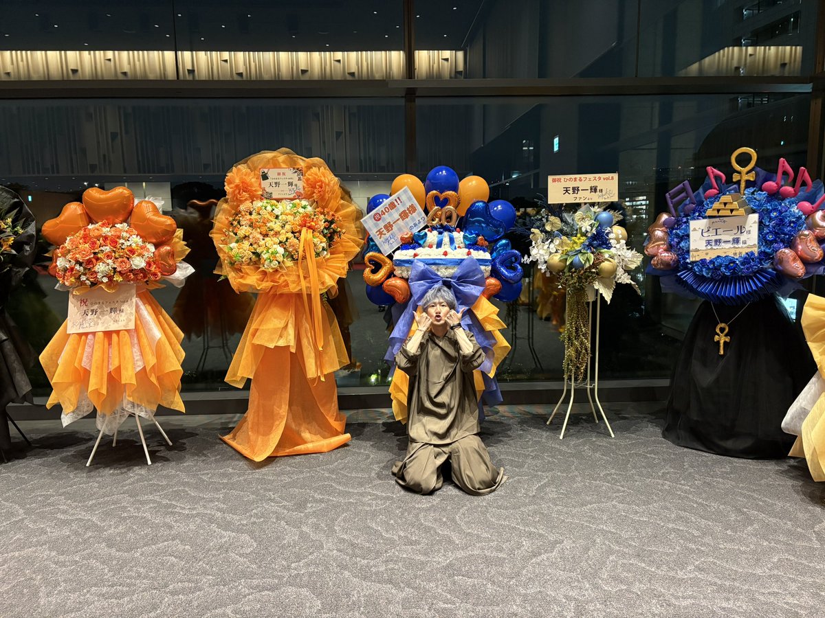 kAzuki_UMB's tweet photo. 『ひのまるフェスタ vol.8』
たくさんのご来場と配信のご視聴ありがとうございました！
たっさんの卒業はやっぱりさみしいし募る想いもたくさんあるけど、文字数足りないので改めて書きます
とりあえず初代の一文字・二宮・三雲の3ショットと素敵なお花と今回のコーデです
#梅棒 #ひのまるフェスタ https://t.co/RSwH35UwtK