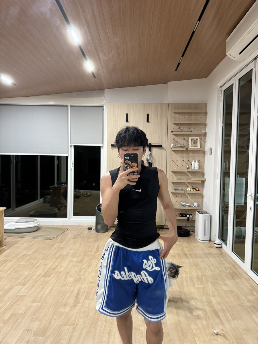 0516_cy's tweet photo. 紧身衣真的很哇塞😌 https://t.co/hcYLQvJjFx