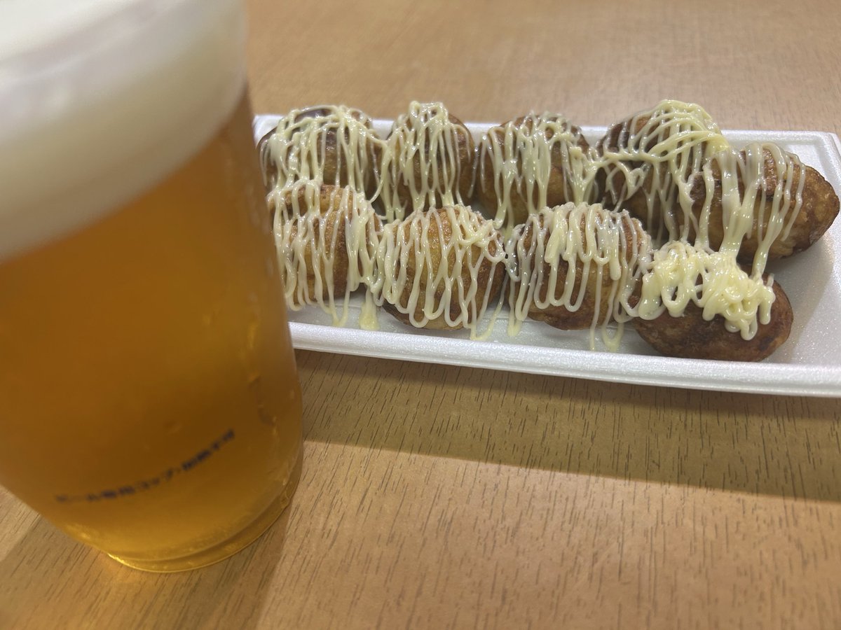 atsushi_arai_'s tweet photo. 本日も御来場ありがとうございました。
なんと…明日で終わってしまいます。

写真は載せたいんですけど…
自分は撮る癖が無いのでないです！

出演者のsnsのどこかに写ってるかも。笑

代わりに、たこ焼きとビール🍺
最高でした。笑 https://t.co/FtKvAbRaSK