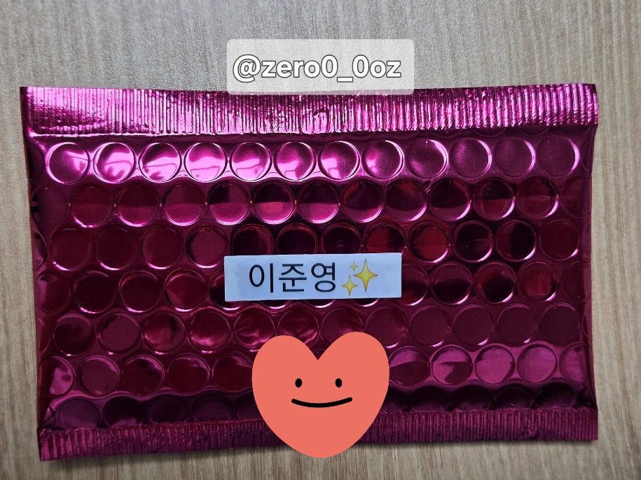zero0_0oz's tweet photo. 이준영✨️ 사랑단🫶 선생님들😍께 드릴 준민수 향수 시향지 샘플이에용 헤헤헤

없는 실력에 뚝딱뚝딱 만들어 봤는데 좋아해주셨으면 좋겠습니당 🍑

1. 스마일 리버티 시향지(350g 고평량 용지)에 향수를 칙 칙 뿌립니다
2. 향 날라가기전에 얼른 (쿠키🍪) 봉투에 넣고 실링기로 밀봉합니다
3. 커정인지 보타리인지 스티커를 붙여줍니다
4. 암막 차단 단열 안전봉투에 넣어줍니다
5. 편의점 배송으로 선생님들께 숑숑 🐥
6. 실물은 아주 작아요 5cm×9cm 명함 크기입니다
7. 이준영 사랑해 건강해야해 🔥
