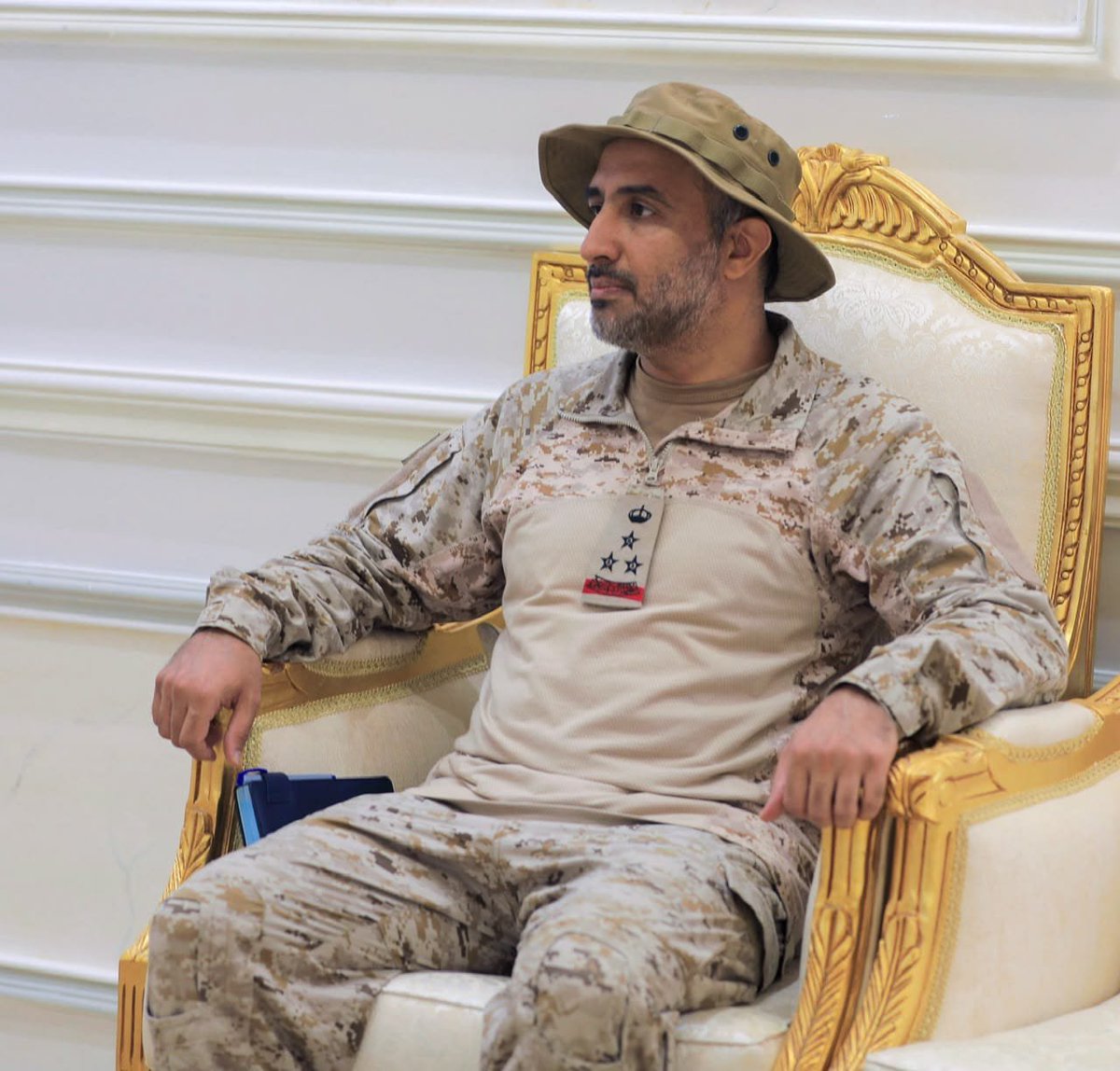 abufohaid7's tweet photo. عضو مجلس القيادة الرئاسي سلطان العرادة يؤكد - خلال لقائه وزير الدفاع الفريق الركن طاهر العقيلي ورئيس هيئة الأركان الفريق الركن صغير بن عزيز بحضور قائد التحالف العربي في مأرب العميد الركن فارس الشمّري - أن الدفاع عن الجمهورية معركة مصيرية ويشدد على رفع الجاهزية 

#اليمن
#Yemen https://t.co/vy63j4Sjiv