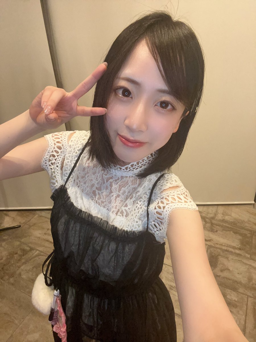 pui_clovercafe's tweet photo. ぷい合流！
今日はくろーばーサマーフェス2日目🍀
特別メニューや夏曲で夏満喫しちゃお✨️
ぷいはお気に入りの夏服コーデです〜💗
レース大好き♡♡♡前髪も普段しない横流しにしてみました🥰似合ってる〜？🤭
お待ちしてます🎶
#くろーばーCafe #コンカフェ #浜松 #アニソンバー #コスプレ https://t.co/eNSasBPy3I