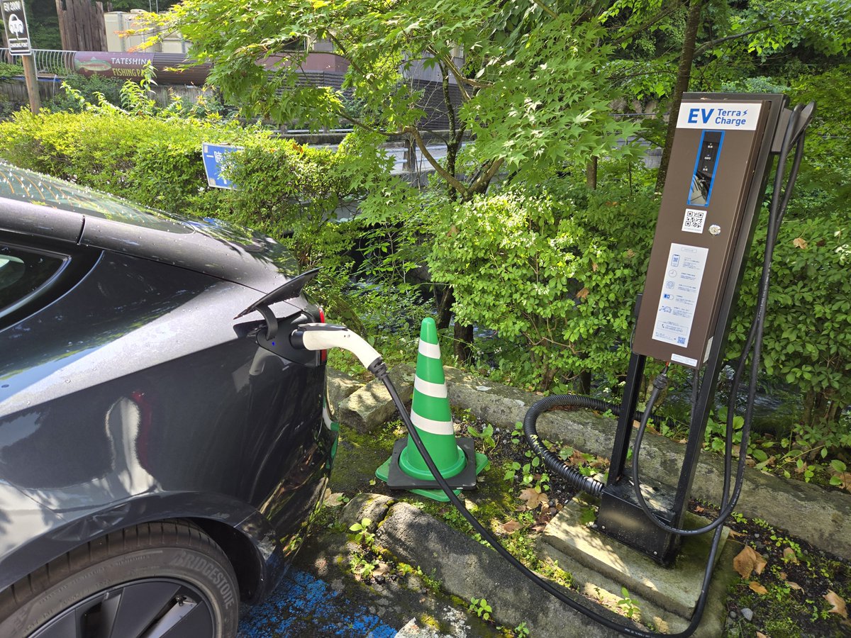 wangan_ham's tweet photo. 旅行先の旅館でテスラ充電🚘️⚡️
温泉に入って寝ている間に翌日分の観光と帰宅の充電を思ったより安価にできて驚きました
※普通充電器なのでJ1772アダプターを使っています https://t.co/TKVm3H8IWP