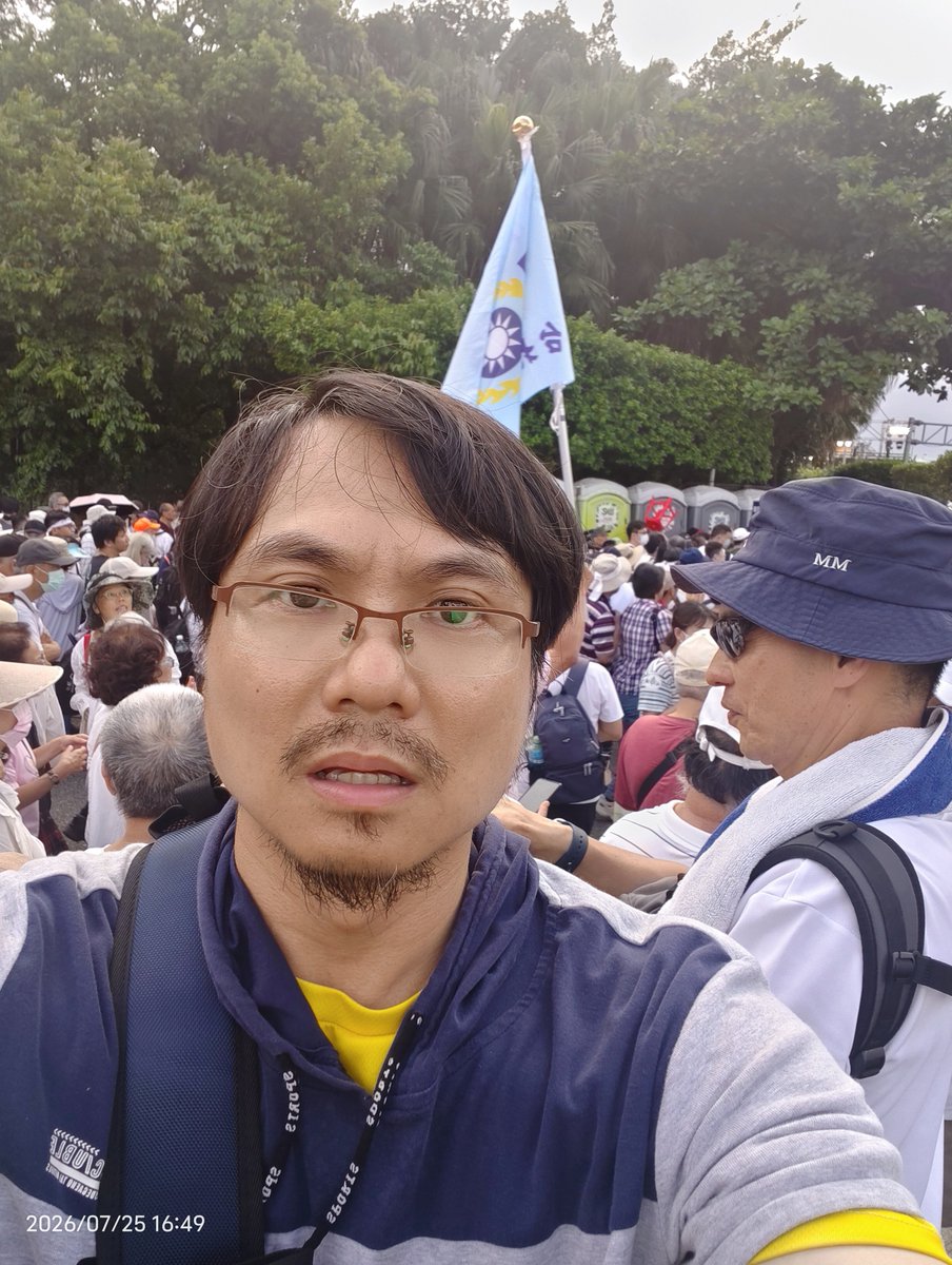 fjackx1's tweet photo. 台灣人民反毒油、反中共直屬政黨「綠圾共慘黨」，紛紛走上街頭抗議。 https://t.co/ywMbCHg5Pe