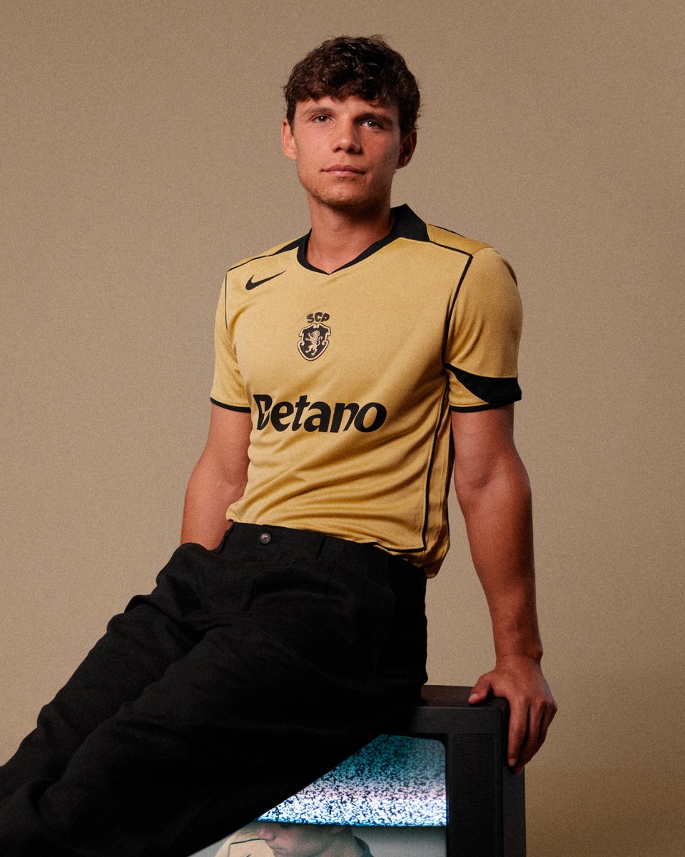 Footballtweet's tweet photo. 🇵🇹 Sporting's new 2026/2027 away kit inspired by the iconic Nike Total 90 line.

A vibe. https://t.co/5YRCY2hzqn