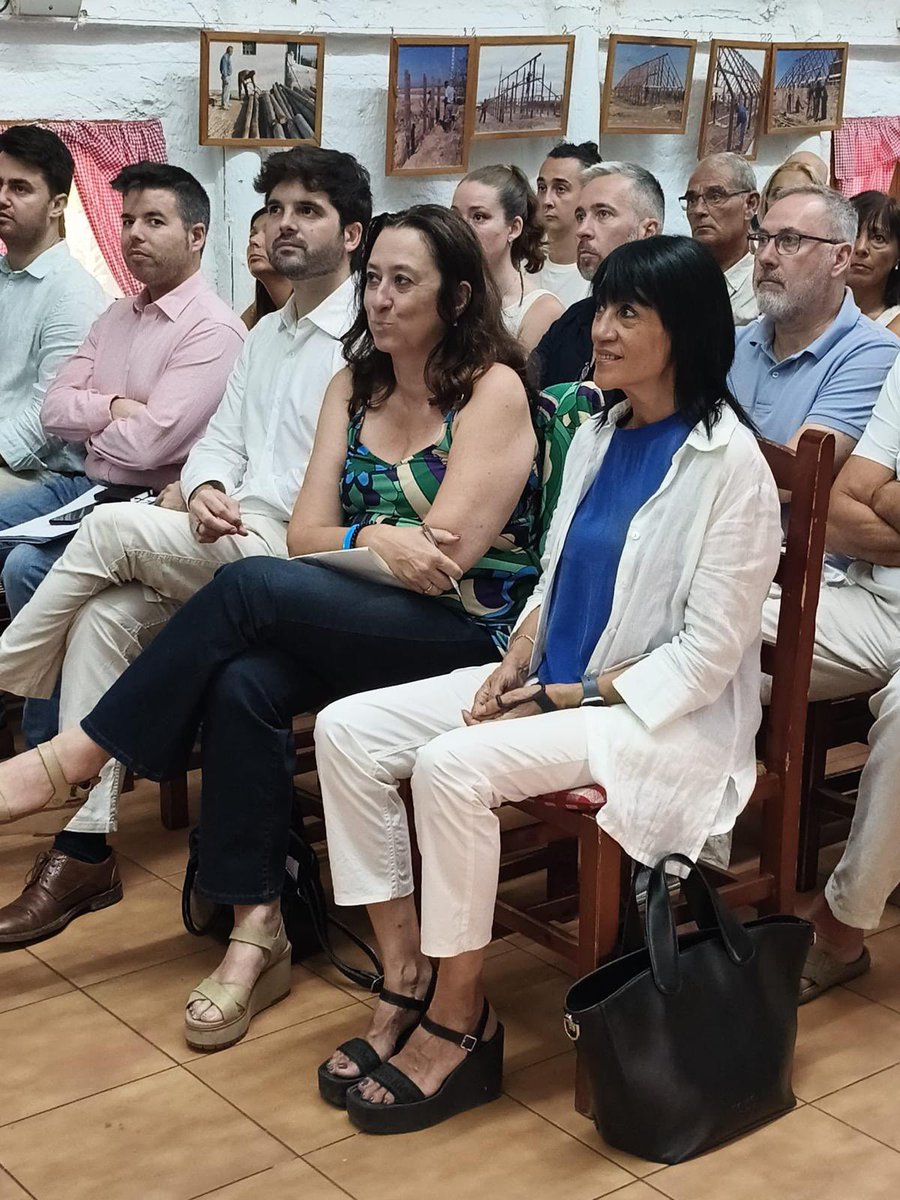 RosaMSoberana's tweet photo. Si vols treballar pel territori, primer l'has de conèixer. Avui ha tocat Amposta. Gràcies per la vostra acollida! #SalvemCatalunya https://t.co/bOgigtpgCe