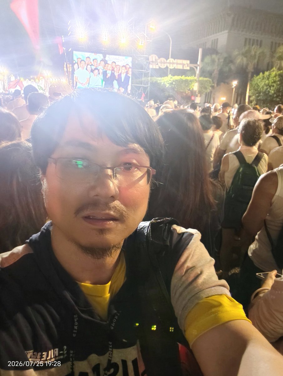 fjackx1's tweet photo. 台灣人民反毒油、反中共直屬政黨「綠圾共慘黨」，紛紛走上街頭抗議。 https://t.co/ywMbCHg5Pe