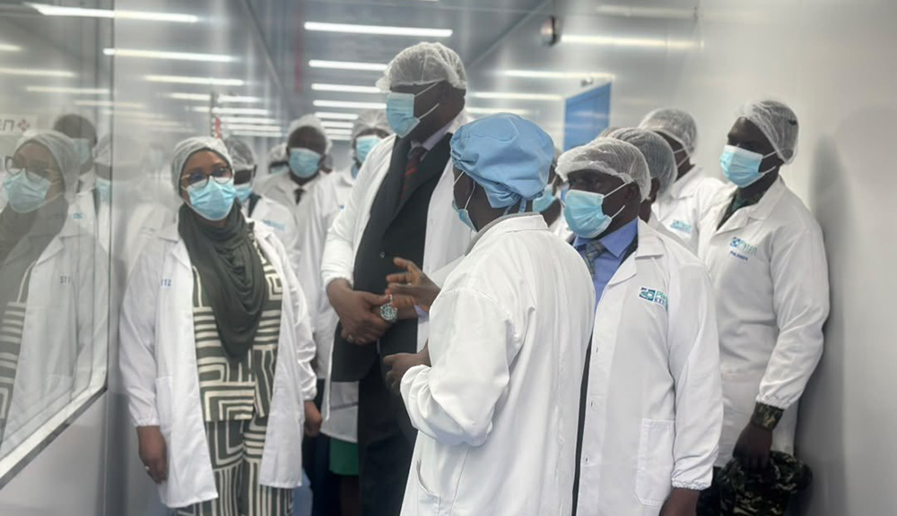 newvisionwire's tweet photo. Uganda has launched the first locally manufactured Magnesium Sulphate Injection, a breakthrough expected to improve the treatment of pre-eclampsia.

DETAILS || #VisionUpdates 👉👉https://t.co/Mm5Q67Duva https://t.co/QdBGfU2eh3