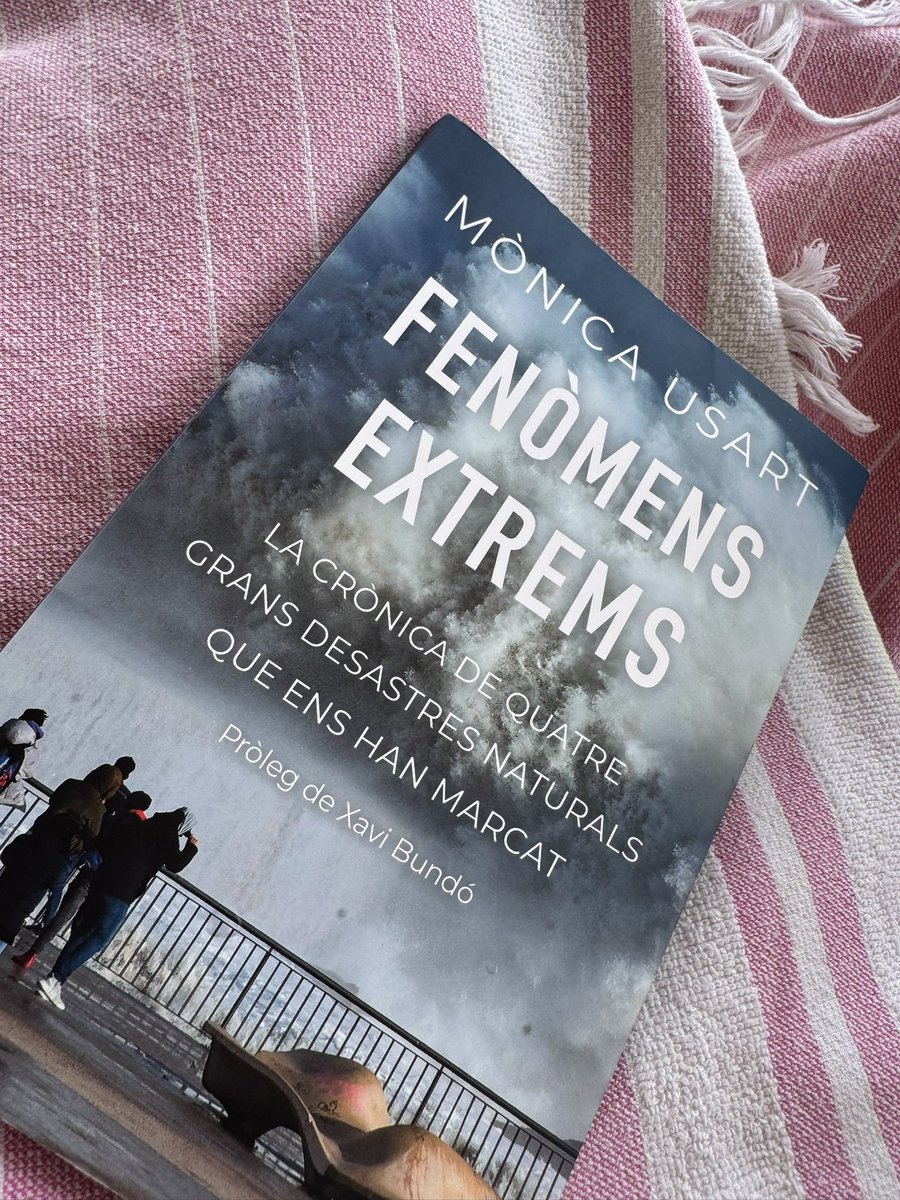 EvitaLuque_'s tweet photo. Llegint el teu llibre @Monica_Usart, mentre arriben notícies terribles dels incendis a Madrid #IncendiosForestalesEspaña https://t.co/KvkXmNRbbE