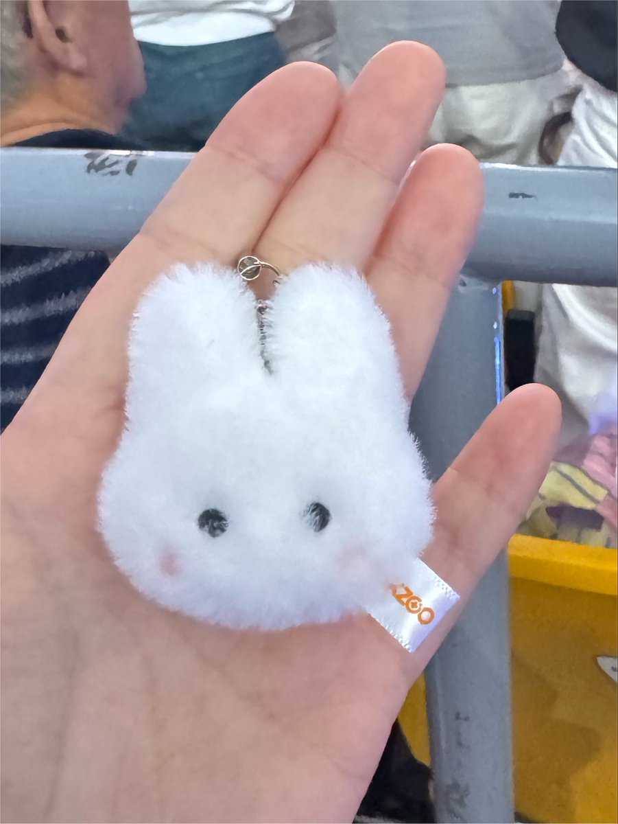 sunaleeknowonly's tweet photo. so lucky Leeknow’s parents sitting right next to me
I gave the keychain to mom and showed them the message 
They both say thank to me
😭😭😭😭😭 https://t.co/O5opv5uJbA
