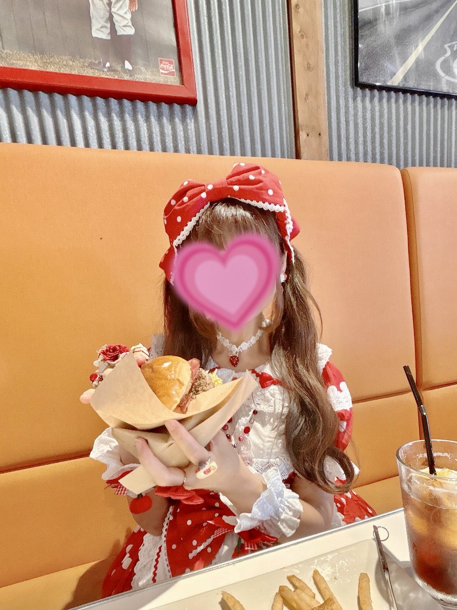 cha_3_co's tweet photo. 66dinerに行ったときのコーデ🍔

スウィートドットはアメリカンな雰囲気にぴったり！
また赤というのがアメリカン🇺🇸

ハンバーガーが本当に美味しかった🍔

 #axesfemmeアンバサダー
 #chalmiereアンバサダー https://t.co/xxVerEWBtU