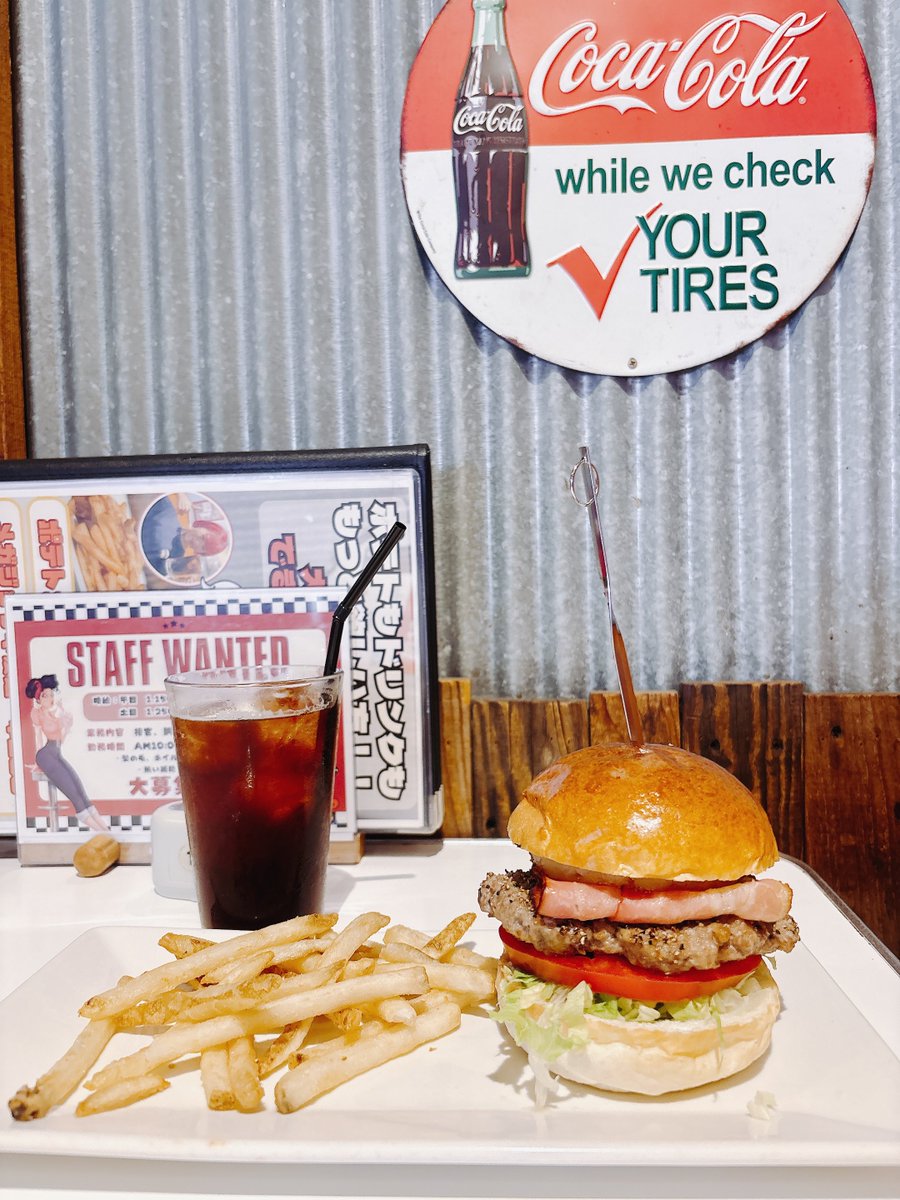 cha_3_co's tweet photo. 66dinerに行ったときのコーデ🍔

スウィートドットはアメリカンな雰囲気にぴったり！
また赤というのがアメリカン🇺🇸

ハンバーガーが本当に美味しかった🍔

 #axesfemmeアンバサダー
 #chalmiereアンバサダー https://t.co/xxVerEWBtU