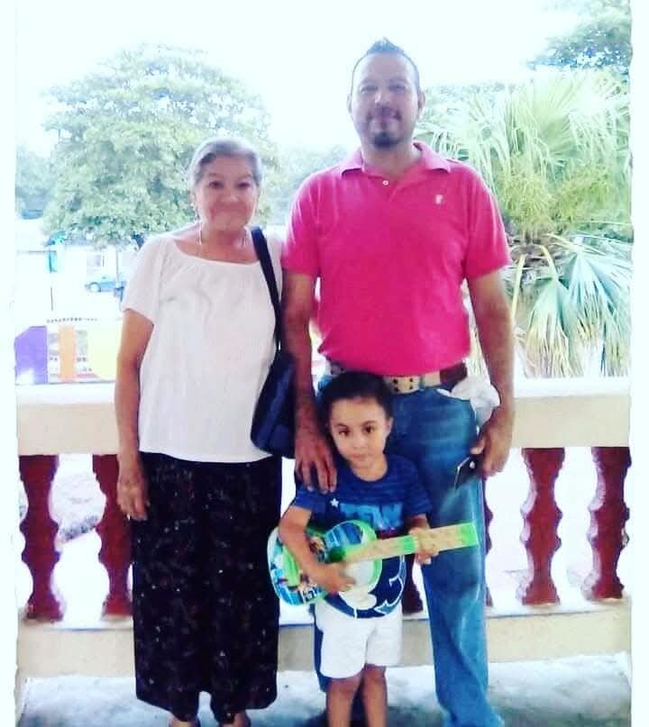 marktamuin's tweet photo. Mi querida madre y mi sobrino. https://t.co/YsXABLoCF0