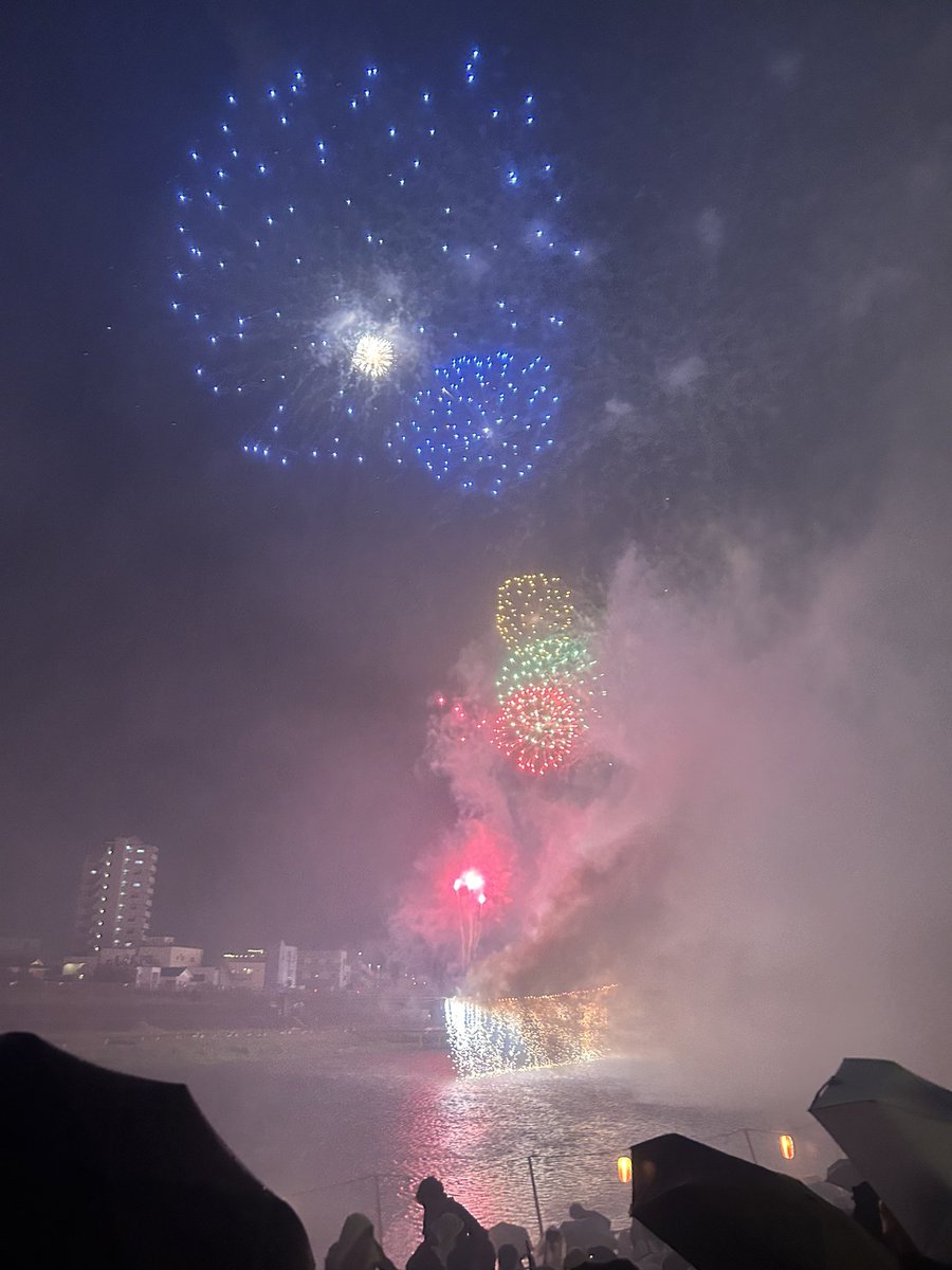 usapenchan's tweet photo. 花火大会終了直前大粒の雨
終了アナウンスとほぼ同時に土砂降り☔️⚡️
傘は役に立たないほどの雨に濡れながらシートを片付け、
下半身ずぶ濡れ😅

でもなんとか最後までできたからね・・・

#狩野川花火大会 https://t.co/tXROJ5sFso