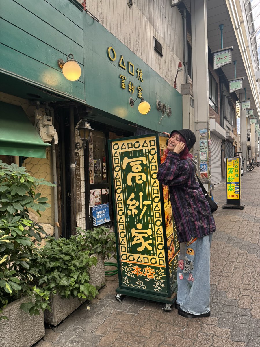 LiSA_OLiVE's tweet photo. 大阪にいますっ🐙🟠
16年通ってる大阪、冨紗家さんでも15周年をお祝いしていただいて、お店のサインを新しくしてもらいましたっ♡✒︎
「おかえり〜」って言ってもらえる場所が人が居てくれて本当に嬉しい。歩き続けたご褒美だなぁ👣みんなみんなずっと元気でいてほしい。
次回の大阪は　#LACEUP_TOUR で10/24.25に帰ってきます🐙❤️‍🔥See you again👣🪡アルバムたくさん聴いて待っててーーー！

--------------------------------🪡
全国ホールツアー
LiVE is Smile Always～LACE UP～
--------------------------------

イープラスプレオーダー受付中‼︎
https://t.co/HCF6HE8L4C 
🎫受付期間
2026/7/17(金)12:00〜7/27(月)23:59

▶︎抽選結果・入金期間
7/31(金) 13:00～8/3(月)18:00

#LiSA15th
#LACEUP_TOUR