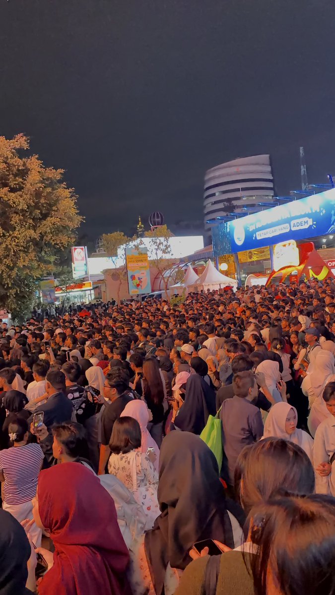 picoIaser's tweet photo. BLOK M ADA APA CUY RAME BANGET NANAGISSSS😭😭😭😭😭 https://t.co/SFPUrx1l36